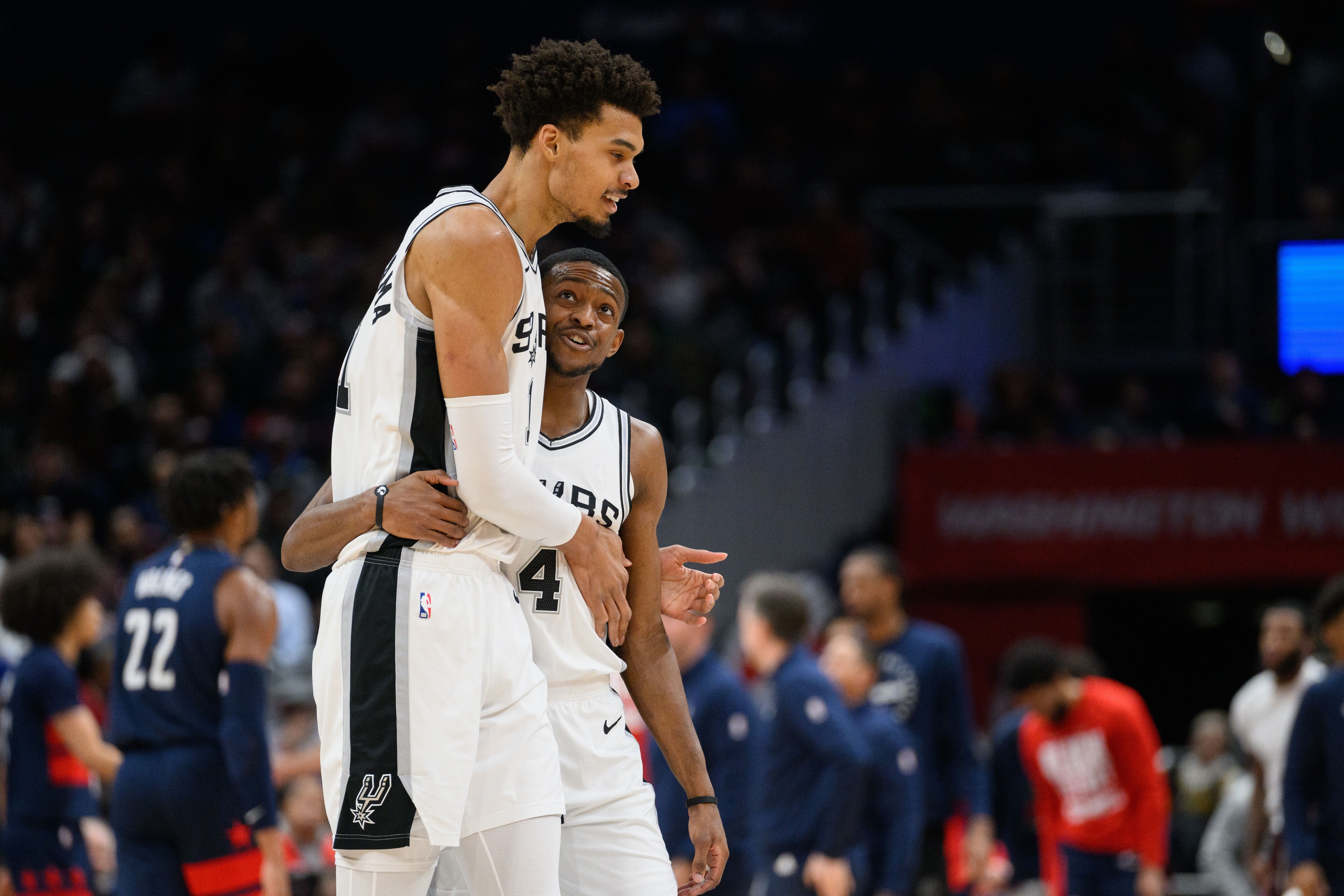 九游体育-里程碑夜!多伦多猛龙防线松动,NBA总决赛集结日刷纪录,气氛紧张,团队化学反应显著