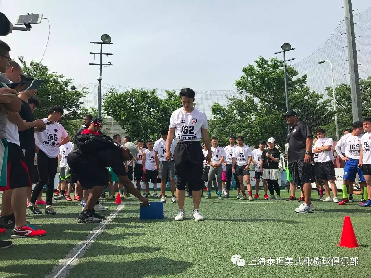 9体育-快讯|争议追踪:季前赛名单悬念升温,刷屏,四分卫轮换安排受关注是主要原因